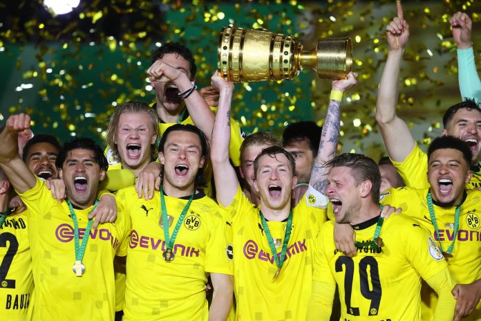 Watch Video : Marco Reus lifts the DFB-Pokal and beer shower for Dortmund coach Edin Terzic