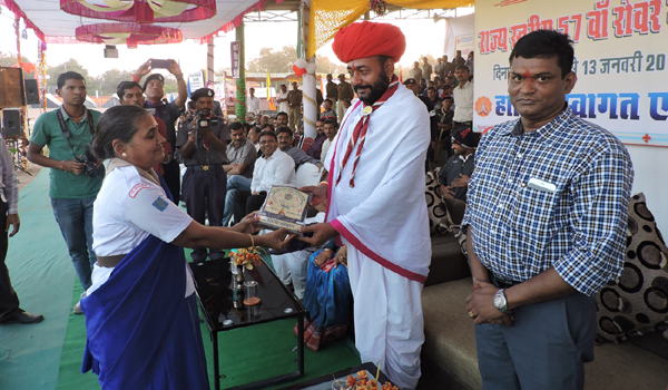 minister devasi presenting momento in inaugral ceremony of scout