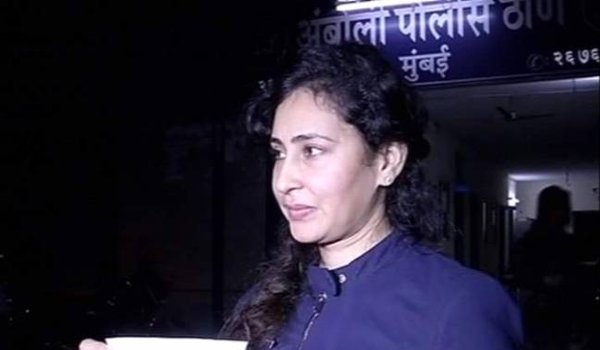 मॉडल और एक्ट्रेस पर राष्ट्रगान के अपमान का आरोप
