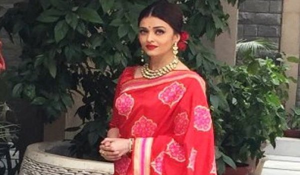 aishwarya rai bachchan elegant in a red sari to meet french president francois hollande