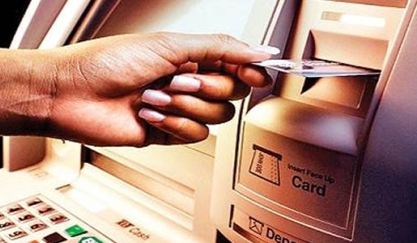 महिला बैंक के एटीएम से नाबालिग ने किए रुपए पार