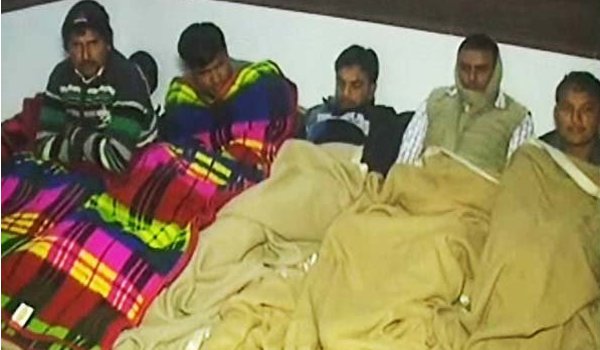 हाईजैक हुए तीन दर्जन क्षेत्र पंचायत सदस्यों को पुलिस ने गेस्टहाउस से छुड़ाया हाईजैक हुए तीन दर्जन क्षेत्र पंचायत सदस्यों को पुलिस ने गेस्टहाउस से छुड़ाया