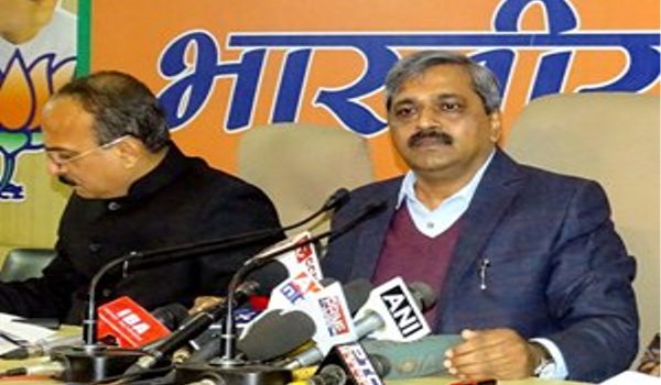 अरविंद केजरीवाल चाहते हैं ब्लैक कैट सुरक्षा : भाजपा अरविंद केजरीवाल चाहते हैं ब्लैक कैट सुरक्षा : भाजपा