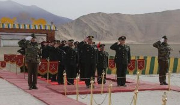 चीन के सैनिकों ने भारतीय गणतंत्र के प्रतीक तिरंगे को दी सलामी