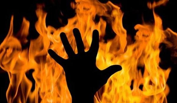 पत्नी से झगड़कर पति ने लगाई आग, अस्पताल में मौत पत्नी से झगड़कर पति ने लगाई आग, अस्पताल में मौत