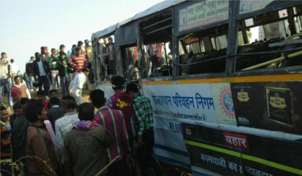 टोंक के देवली में ओवरलोडेड बस पलटी, 6 मरे 43 घायल टोंक के देवली में ओवरलोडेड बस पलटी, 6 मरे 43 घायल