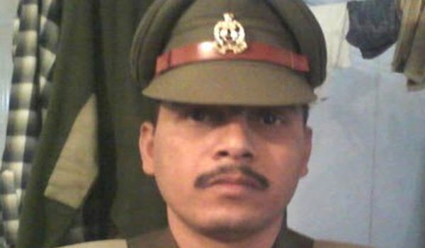 शहीद दरोगा मनोज मिश्रा के परिजनों ने ठुकराया पुलिस सम्मान शहीद दरोगा मनोज मिश्रा के परिजनों ने ठुकराया पुलिस सम्मान