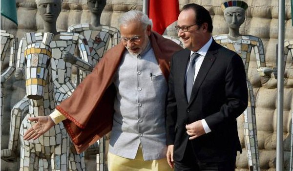 French President Francois Hollande and Prime Minister Narendra Modi at the Rock Garden in Chandigarh