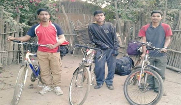 छत्तीसगढ़ : पुणे मैनेजमेंट के तीन छात्रों को नक्सलियों ने छोडा छत्तीसगढ़ : पुणे मैनेजमेंट के तीन छात्रों को नक्सलियों ने छोडा