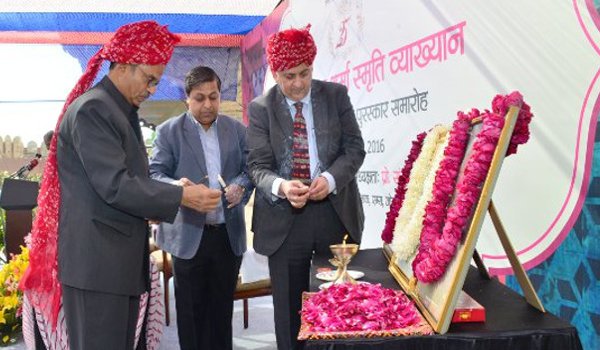 पत्रकारिता के सही मूल्यों की पहचान से मीडिया प्रभावी भूमिका अदा कर सकता है : खरे पत्रकारिता के सही मूल्यों की पहचान से मीडिया प्रभावी भूमिका अदा कर सकता है : खरे