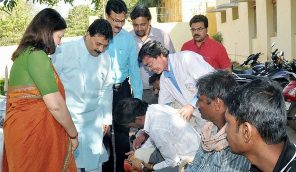 Union Minister Maneka Gandhi visited the Mahaveer limb center in Hubli