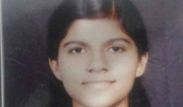 दो दिन से लापता छात्रा की लाश बड़े तालाब में मिली दो दिन से लापता छात्रा की लाश बड़े तालाब में मिली
