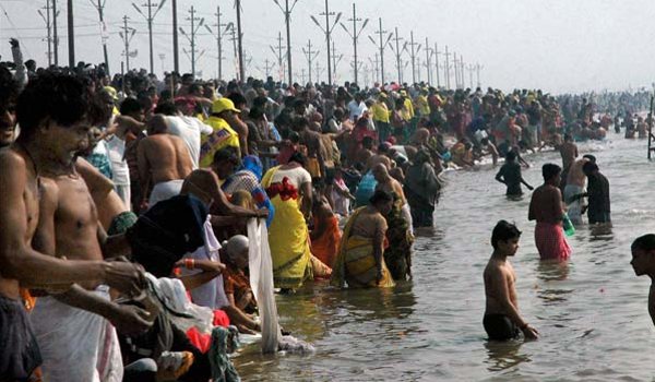 devotees take first holy dip of ardh kumbh in haridwar on makar sankranti