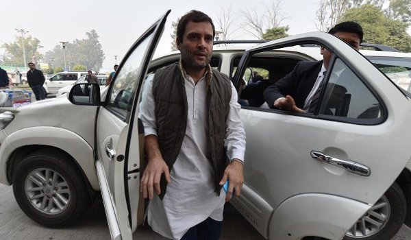 राहुल गांधी पहुंचे बुंदेलखंड, मोदी और मुलायम पर बोला हमला राहुल गांधी पहुंचे बुंदेलखंड, मोदी और मुलायम पर बोला हमला