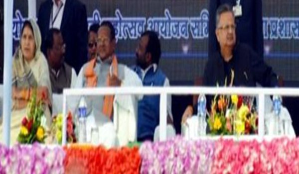 मुख्यमंत्री रमन सिंह ने किया हवाई पट्टी का लोकार्पण मुख्यमंत्री रमन सिंह ने किया हवाई पट्टी का लोकार्पण