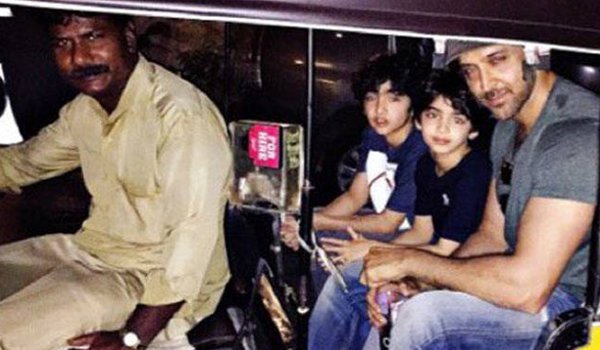 अपने बेटों के साथ रितिक ने लिया ऑटो रिक्शा सवारी का आनंद अपने बेटों के साथ रितिक ने लिया ऑटो रिक्शा सवारी का आनंद