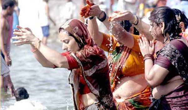 lakhs devotees take holy dip in Ganga Sagar