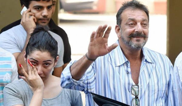27 फरवरी को रिहा होंगे संजय दत्त, फिल्मी हस्तियों ने जताई खुशी 27 फरवरी को रिहा होंगे संजय दत्त, फिल्मी हस्तियों ने जताई खुशी