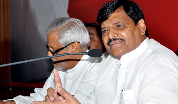 शिवपाल बोले, राजनीति करनी है तो राज्यपाल का पद छोड़ दें राम नाईक शिवपाल बोले, राजनीति करनी है तो राज्यपाल का पद छोड़ दें राम नाईक