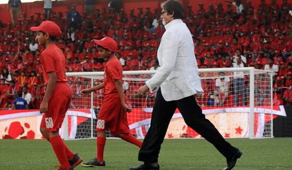 amitabh bachchan plays football with the kids in kolkata