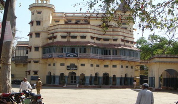 सिरोही कलक्टर के चैम्बर में क्यों आना पडा पुलिस को सिरोही कलक्टर के चैम्बर में क्यों आना पडा पुलिस को