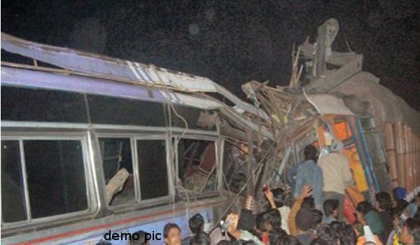 महाराष्ट्र रोडवेज बस व ट्रक में भिडंत, छह की मौत, 15 घायल