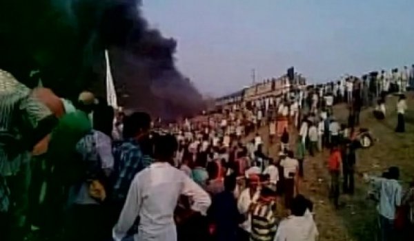 आंध्र प्रदेश : कापू प्रदर्शनकारियों ने रत्नाचल एक्सप्रेस के 8 कोच फूंके आंध्र प्रदेश : कापू प्रदर्शनकारियों ने रत्नाचल एक्सप्रेस के 8 कोच फूंके