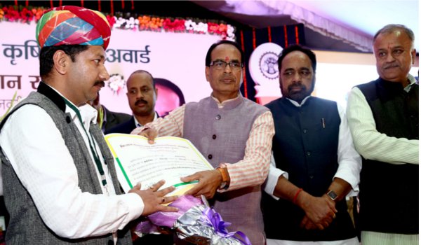 मध्यप्रदेश को कृषि कर्मण पुरस्कार मिलने पर अन्नदाताओं का सम्मान मध्यप्रदेश को कृषि कर्मण पुरस्कार मिलने पर अन्नदाताओं का सम्मान