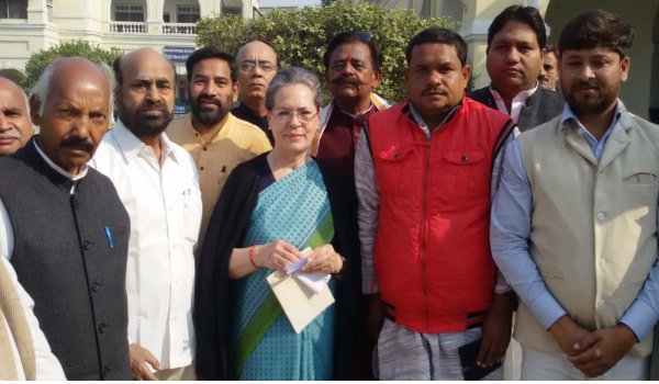इलाहाबाद : निजी यात्रा के दौरान खास कार्यकर्ताओं से मिलीं सोनिया गांधी