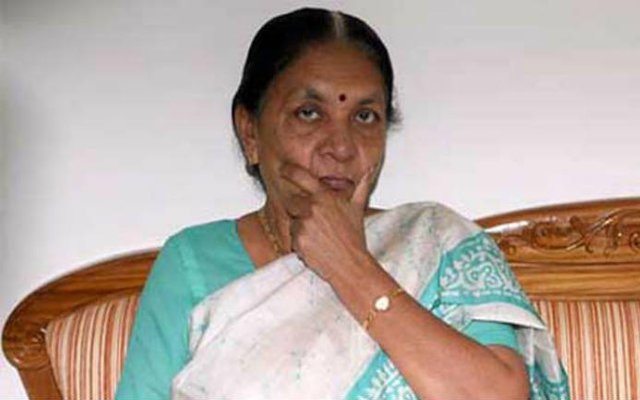 गुजरात की सीएम आनंदी बेन के खिलाफ कार्रवाई करें मोदी : आशुतोष