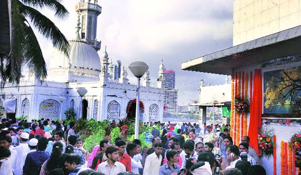 पहले मंदिर, अब दरगाह में भी महिलाओं से भेदभाव! पहले मंदिर, अब दरगाह में भी महिलाओं से भेदभाव!