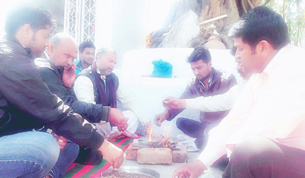 bjym office holders offering samidha in sadbuddhi yagn in mount abu.