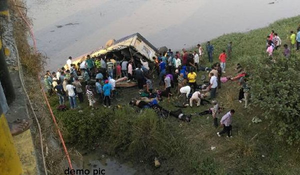 गुजरात में बस नदी में गिरने से 36 की मौत, 25 घायल