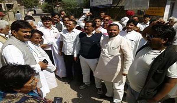 congress district office bearers burnt effigy of baytu mla kailash chaudhary in sirohi