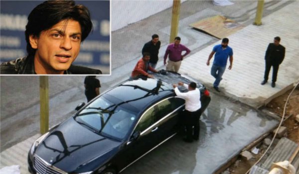 अहमदाबाद में रईस की शूटिंग कर रहे शाहरूख की गाड़ी पर पथराव अहमदाबाद में रईस की शूटिंग कर रहे शाहरूख की गाड़ी पर पथराव