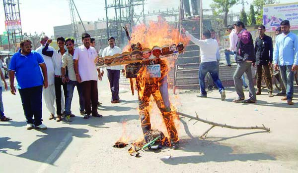 सिरोही:पुतले के बदले फूंका पुतला