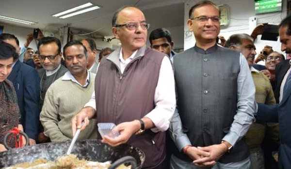 हलवा समारोह के साथ आम बजट की प्रिंटिंग की प्रक्रिया शुरू हलवा समारोह के साथ आम बजट की प्रिंटिंग की प्रक्रिया शुरू