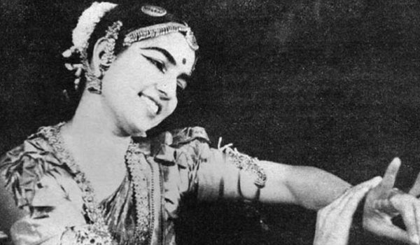 गूगल ने डूडल बनाकर नृत्यांगना रुक्मिणी देवी अरुंडेल को याद किया
