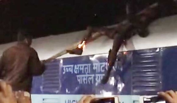 ट्रेन के ऊपर चढा युवक हाईटेंशन लाइन की चपेट में आने से झुलसा ट्रेन के ऊपर चढा युवक हाईटेंशन लाइन की चपेट में आने से झुलसा