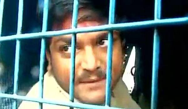 डाक्टरों की सलाह के बाद हार्दिक ने पानी पीना शुरू किया डाक्टरों की सलाह के बाद हार्दिक ने पानी पीना शुरू किया