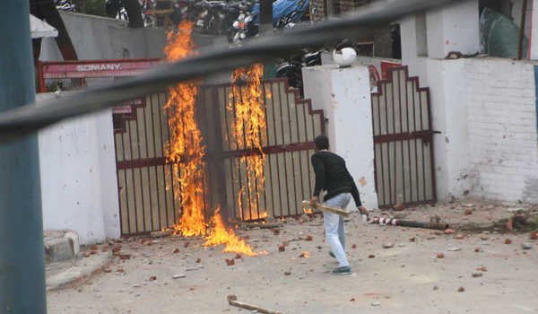arson, violence rock Haryana as Jats set minister's house on fire, one dead 