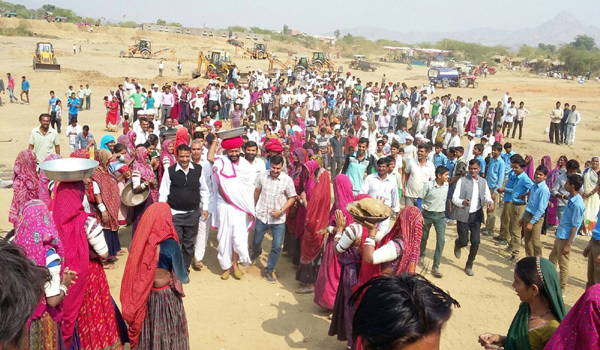 prabhari mantri otaram devasi gives voluntary physical efforts in krishnganj