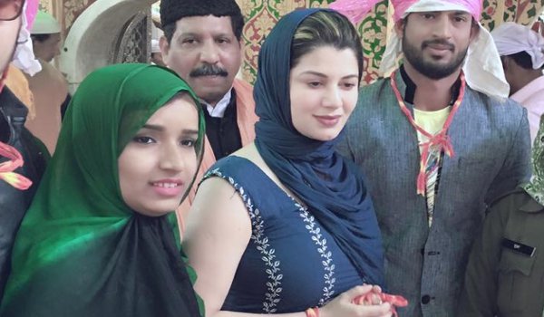 bollywood actress kainaat Arora visits dargah ajmer sharif