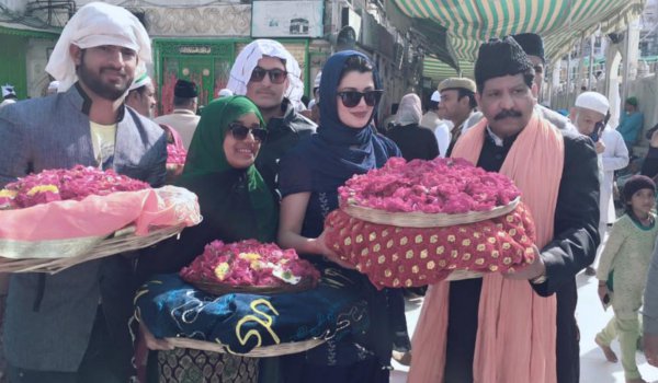 bollywood actress kainaat Arora visits dargah ajmer sharif