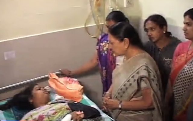 नवसारी बस हादसे के घायलों व मृतकों के परिजनों से मिलीं सीएम नवसारी बस हादसे के घायलों व मृतकों के परिजनों से मिलीं सीएम