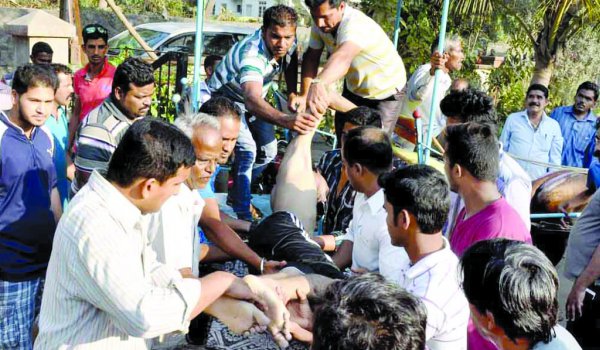 रायगढ के समुद्र में डूबे 14 विद्यार्थियों का अंतिम संस्कार