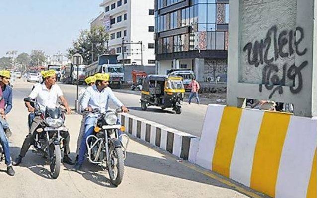 सीएम के नाम वाली पट्टिका हटाकर लिख दिया पाटीदार ब्रिज सीएम के नाम वाली पट्टिका हटाकर लिख दिया पाटीदार ब्रिज