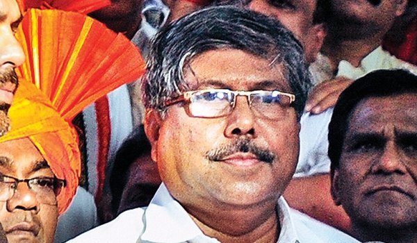 महाराष्ट्र के मंत्री की कार पर फैन्सी नंबर प्लेट, होगी कार्रवाई महाराष्ट्र के मंत्री की कार पर फैन्सी नंबर प्लेट, होगी कार्रवाई