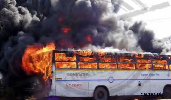 भरतपुर जिले में कई जगह तोड़फोड़ व आगजनी, धारा 144 लगाई