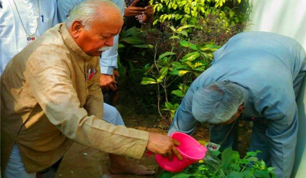 संघ प्रमुख ने रोपा पौधा,लोगों को पर्यावरण के प्रति किया जागरूक